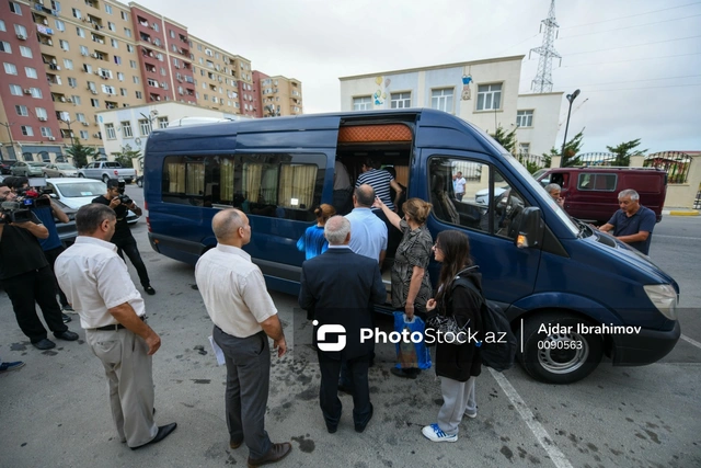 Очередная группа переселенцев отправляется в город Лачын