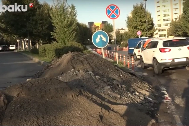 Yolu qəribə üsulla bağlayıblar: Sürücüləri çıxılmaz vəziyyətdə qoyan problem