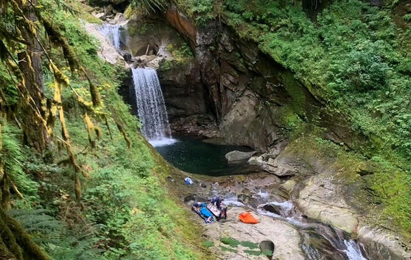 45 metrlik uçurumdan şəlaləyə yıxılan turist sağ qaldı