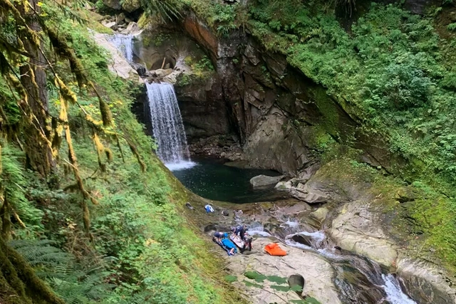 45 metrlik uçurumdan şəlaləyə yıxılan turist sağ qaldı