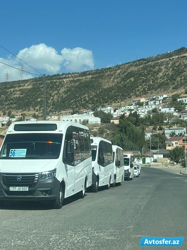 Bakıda sahibkar yeni gətirilən avtobusların təkərlərini deşdi