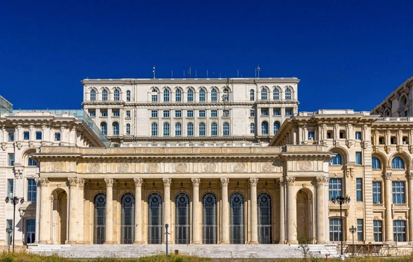 Rumıniyada parlament binası yandırıldı