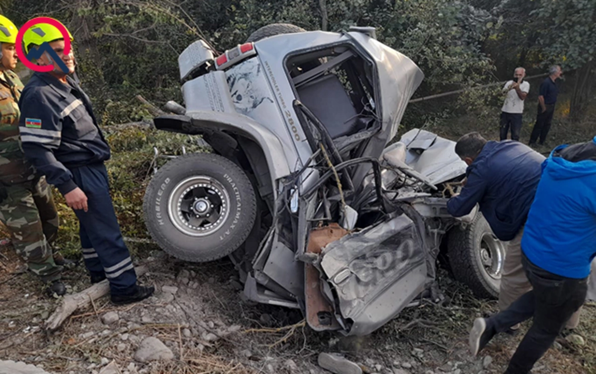 Ucarda TIR minik avtomobilini tanınmaz hala saldı: Ölən var