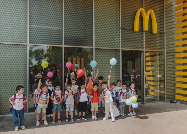 "McDonald"s Azərbaycan" və DSMF şəhid övladlarını məktəb ləvazimatları ilə təmin edib