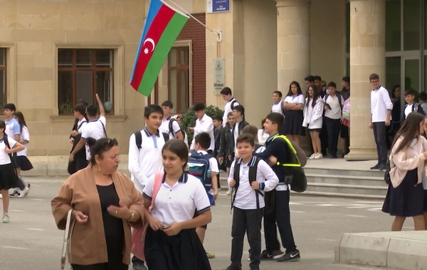 В Баку закрывают среднюю школу без указания причин?