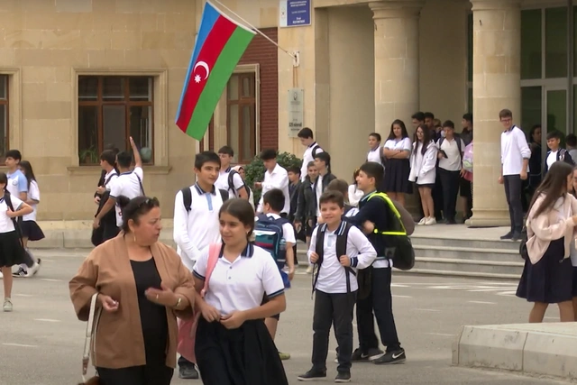 В Баку закрывают среднюю школу без указания причин?