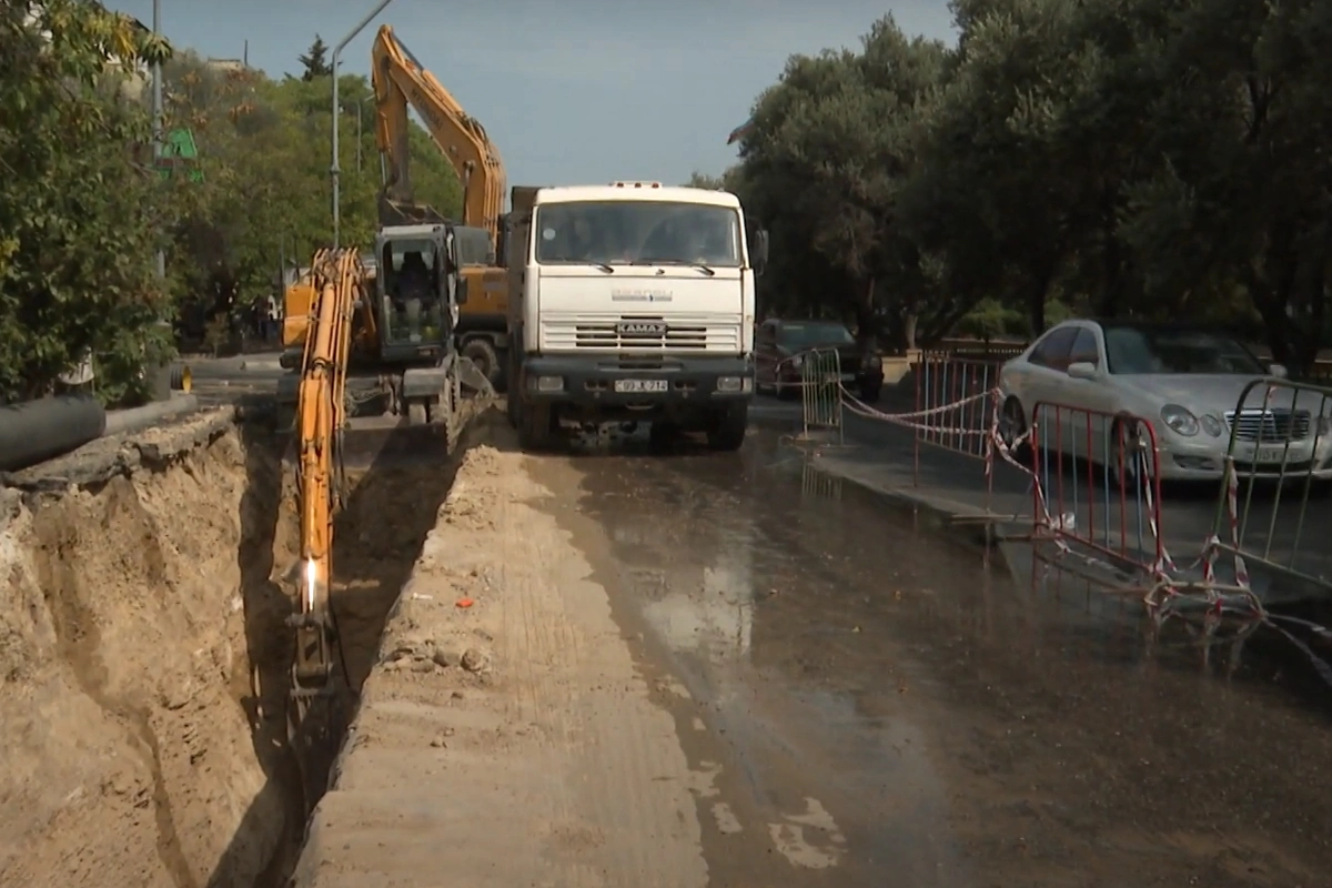 Paytaxtın bir rayonunda çirkli sular səkiyə və yola axıdılır