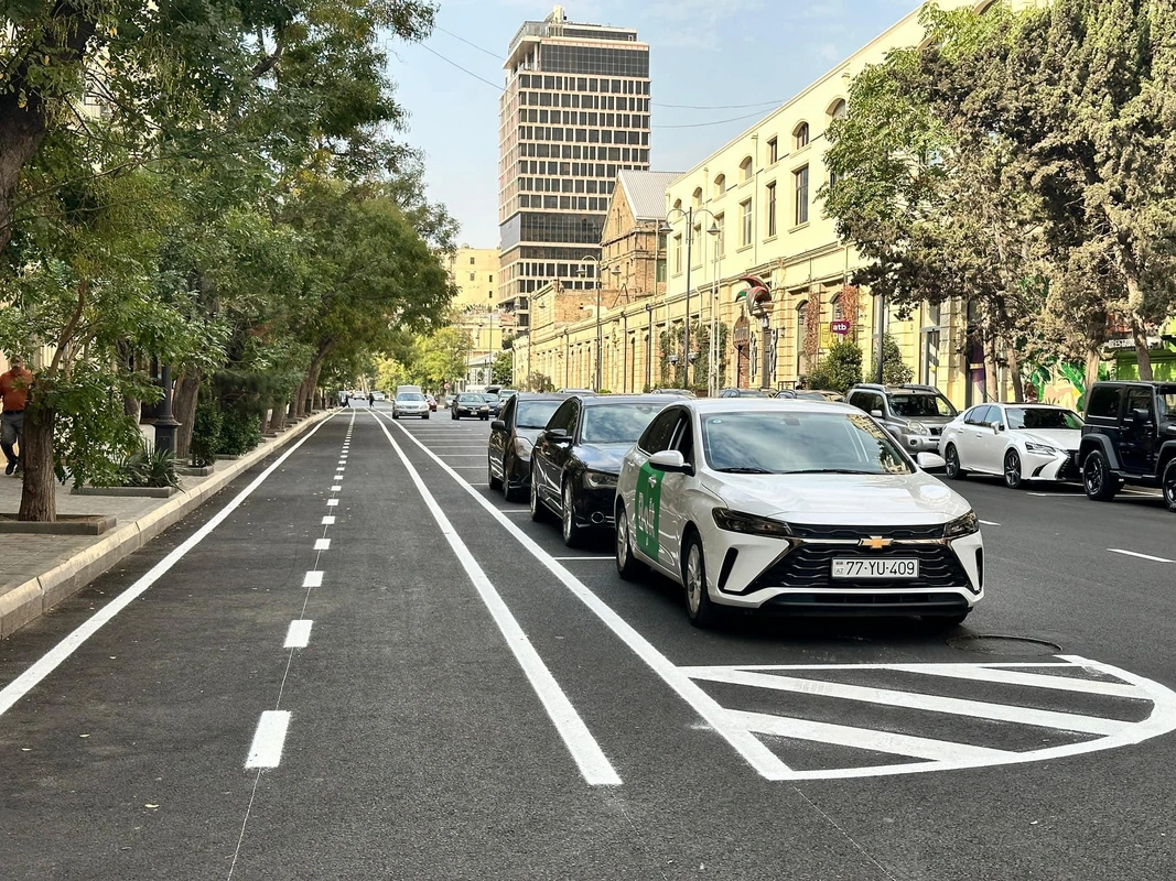 Bakının Xaqani küçəsində üfüqi yol nişanlanması işləri görülüb