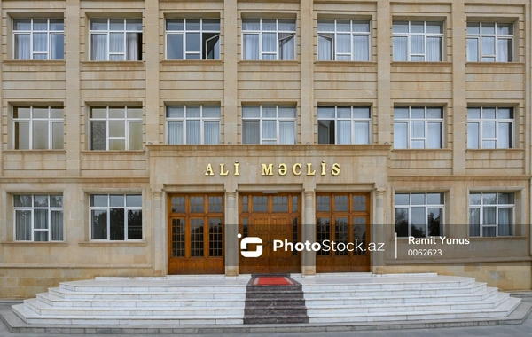 Помощник председателя Верховного Меджлиса НАР освобожден от должности