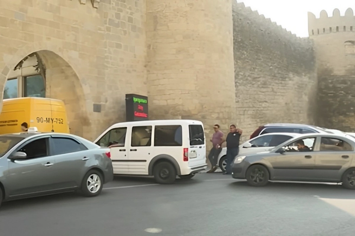 Qoşa Qala qapısının qarşısındakı vəziyyət turistləri narazı salır