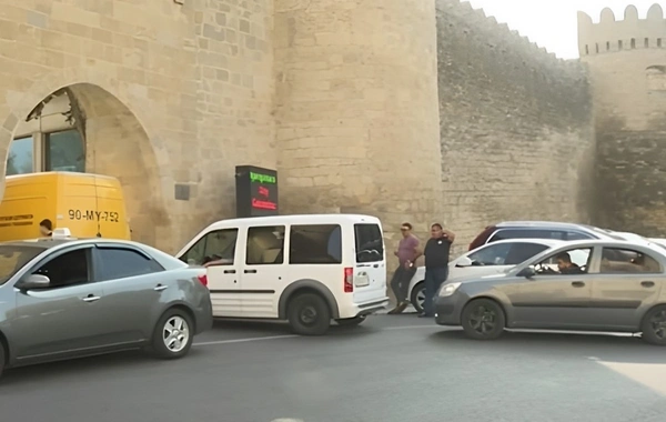 Qoşa Qala qapısının qarşısındakı vəziyyət turistləri narazı salır