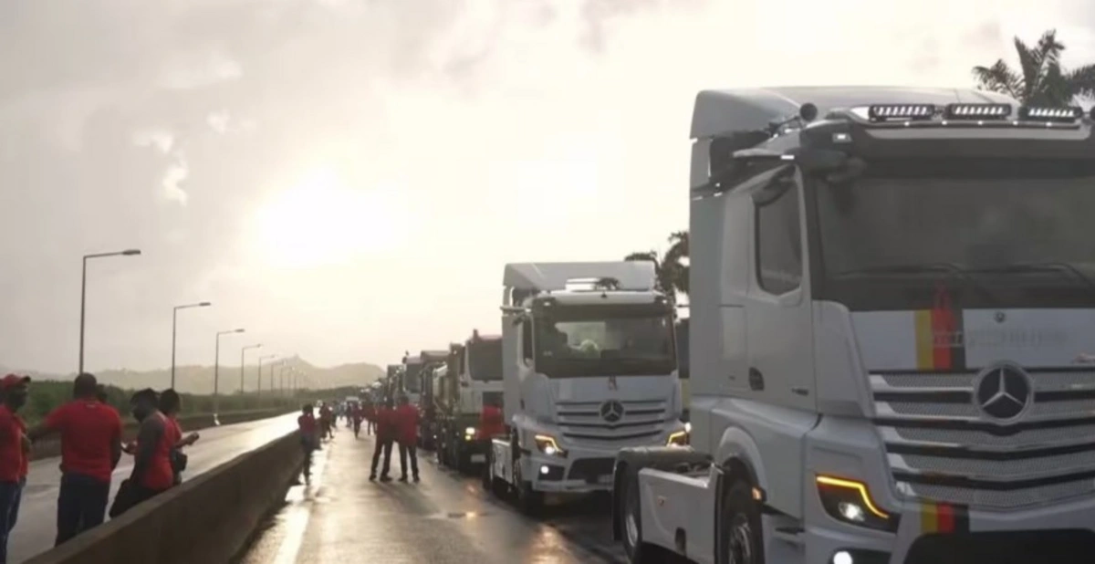 Martinikdə etirazlar davam edir: Sürücülər yolu bağladılar