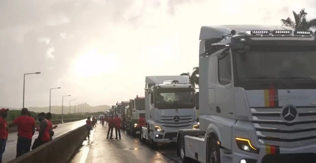 Martinikdə etirazlar davam edir: Sürücülər yolu bağladılar