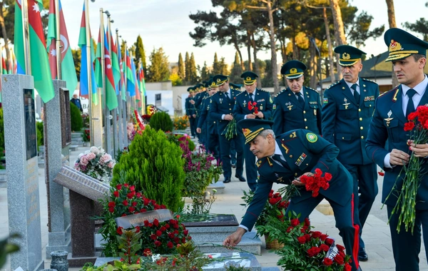 Dövlət Sərhəd Xidmətinin rəhbər heyəti Anım Günündə İkinci Şəhidlər xiyabanını ziyarət edib