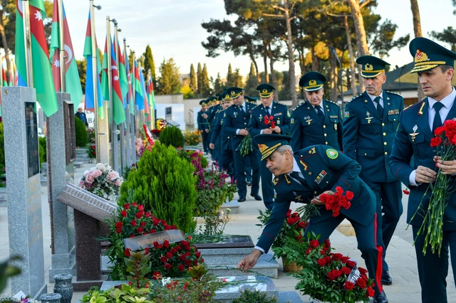 Dövlət Sərhəd Xidmətinin rəhbər heyəti Anım Günündə İkinci Şəhidlər xiyabanını ziyarət edib