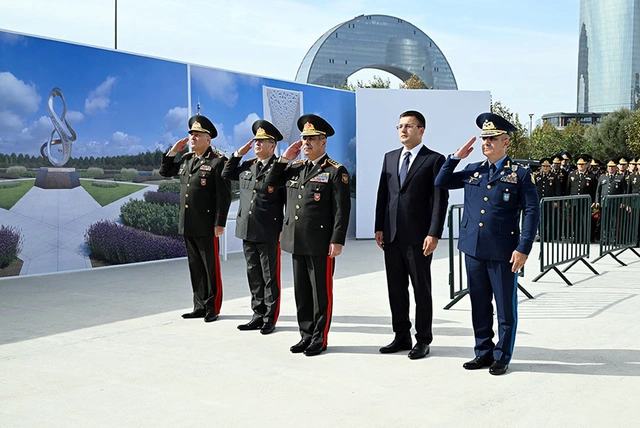 Müdafiə Nazirliyinin rəhbər heyəti Anım Günündə Zəfər parkında olub