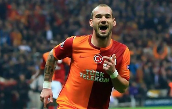 "Qalatasaray"ın sabiq oyunçusu Uesli Sneyder yenidən futbola qayıdır