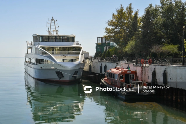 Bakı bulvarında məşhur "Mirvari" gəmisi yenidən göründü