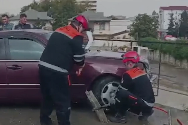 Bakıda avtomobil arakəsmələrə çırpılıb: Xəsarət alan var