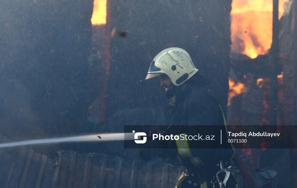 Пожар в жилом здании в Баку: эвакуированы два человека