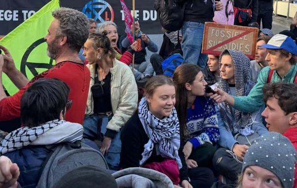 Qreta Tunberq Brüsseldə yolu bağladı