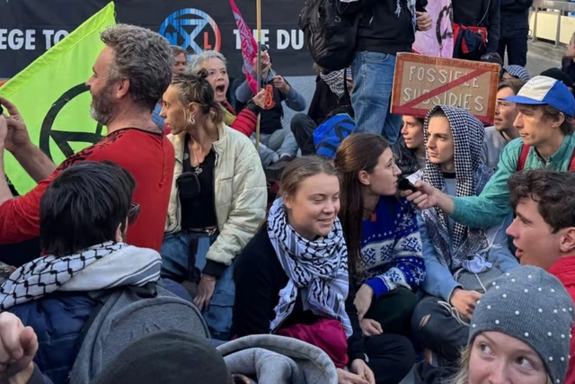 Qreta Tunberq Brüsseldə yolu bağladı