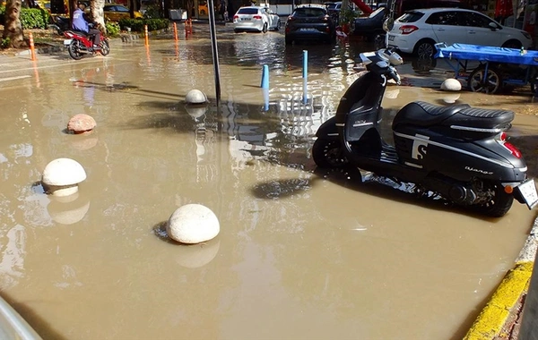 Balıkesir'de sağanak yağış hayatı felç etti