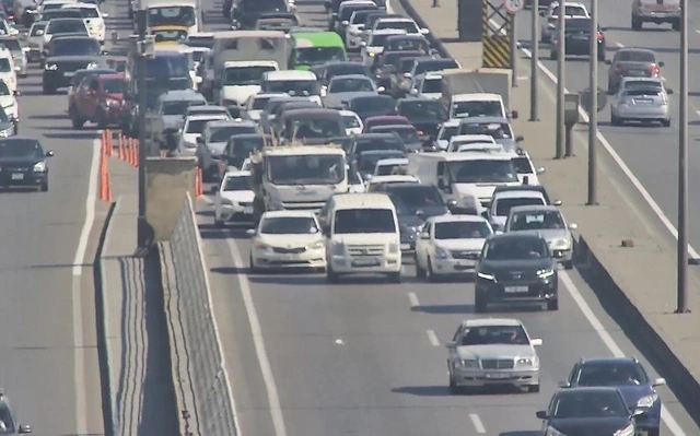 Bakıda yol-nəqliyyat hadisəsi olub, sıxlıq yaranıb