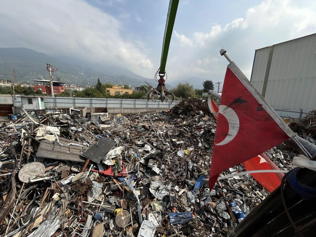 Türk gencinin vatan sevgisi: Hurda yığınından Türk bayrağını kurtardı