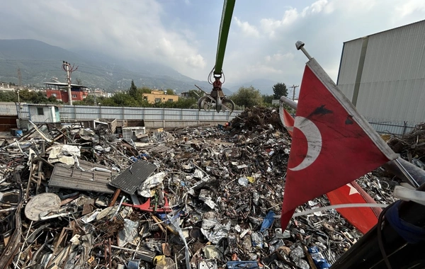 Türk gencinin vatan sevgisi: Hurda yığınından Türk bayrağını kurtardı