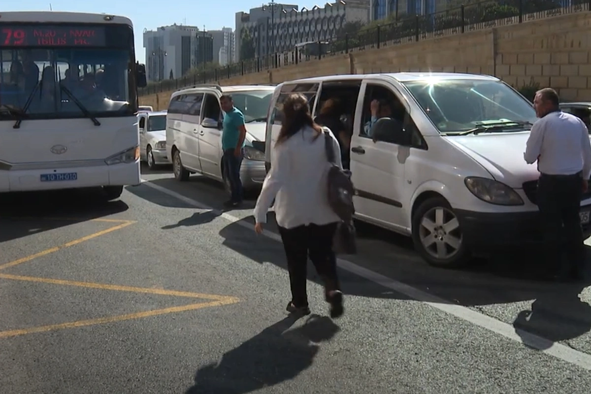 Bakının bəzi ərazilərində taksi sürücüləri sərnişinləri yolun ortasında mindirib-düşürürlər