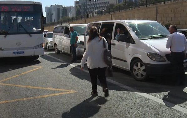 Bakının bəzi ərazilərində taksi sürücüləri sərnişinləri yolun ortasında mindirib-düşürürlər