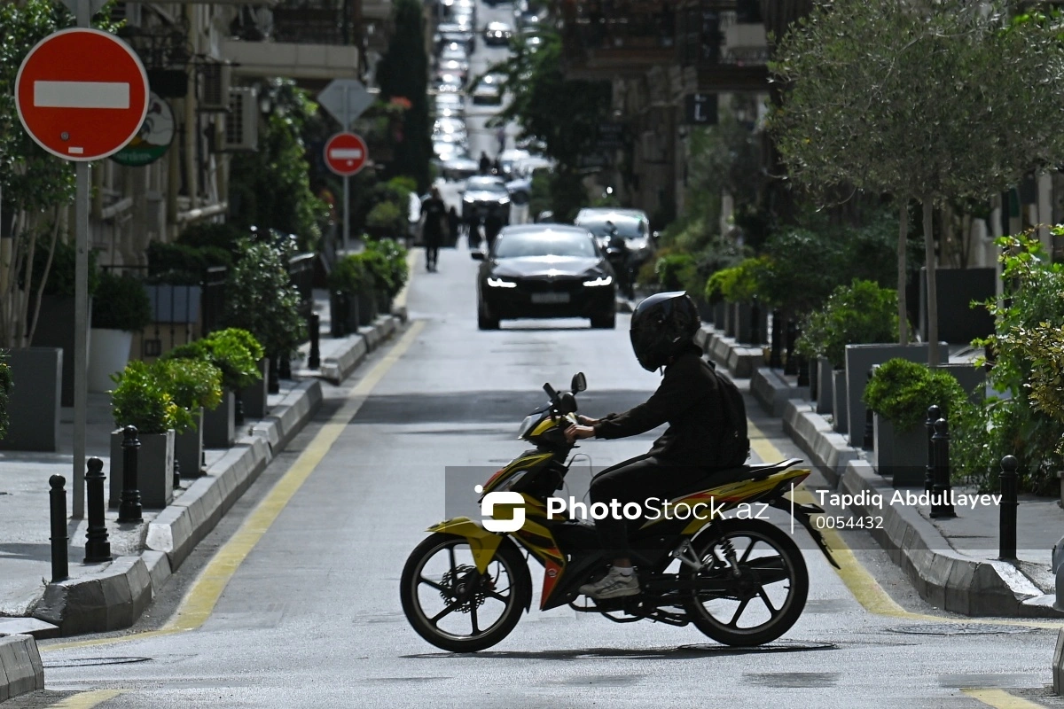 Bıçaqla hədələyib mopedinə ziyan vurdular