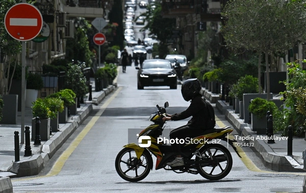 Bıçaqla hədələyib mopedinə ziyan vurdular