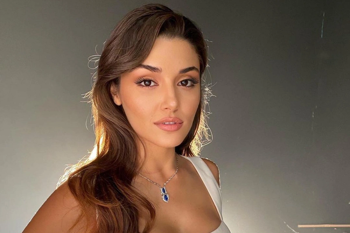 Hande Erçel Abu Dabi'den fotoğraf paylaştı