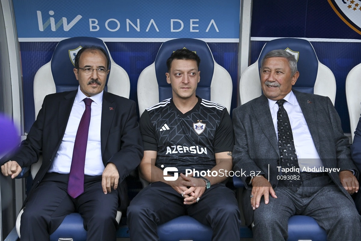 Mesut Özil "Qarabağ" forması ilə klubun məşqlərini izləyib