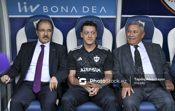 Mesut Özil "Qarabağ" forması ilə klubun məşqlərini izləyib