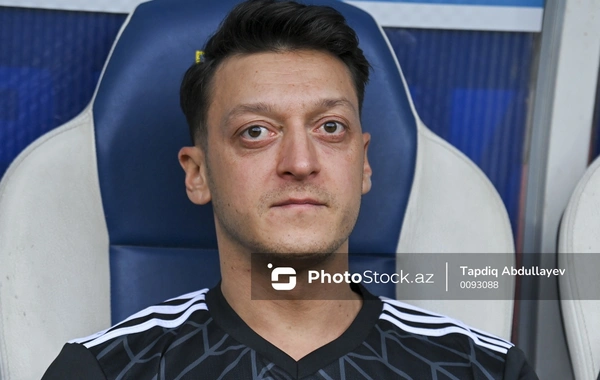 Mesut Özil "Qarabağ" azarkeşlərinə forma hədiyyə edib