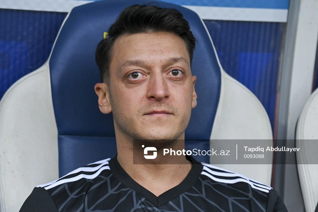 Mesut Özil "Qarabağ" azarkeşlərinə forma hədiyyə edib