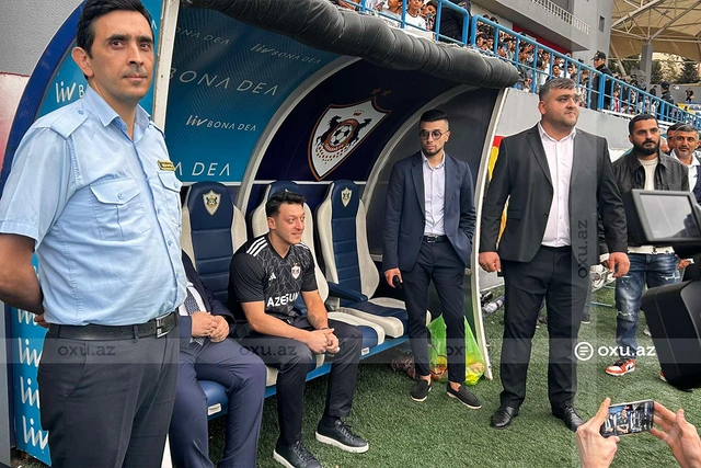 Mesut Özil "Qarabağ" forması ilə klubun məşqlərini izləyib