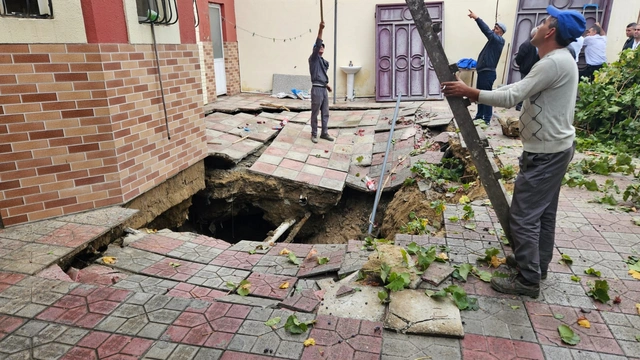 В Баку из-за аварии на коллекторе просел двор частного дома