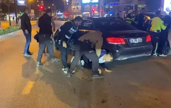 Alkollü sürücü polisleri metrelerce sürükledi, tutuklandı