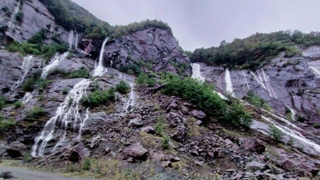 Şiddetli yağış Artvin'de hayatı olumsuz etkiledi: Köy yolları kapandı