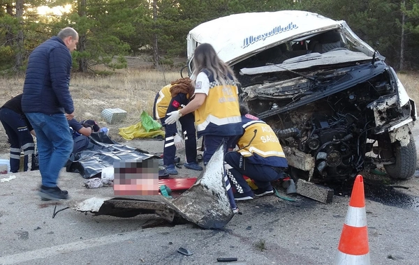 Türkiyədə mikroavtobus aşdı: 2 ölü, 13 yaralı