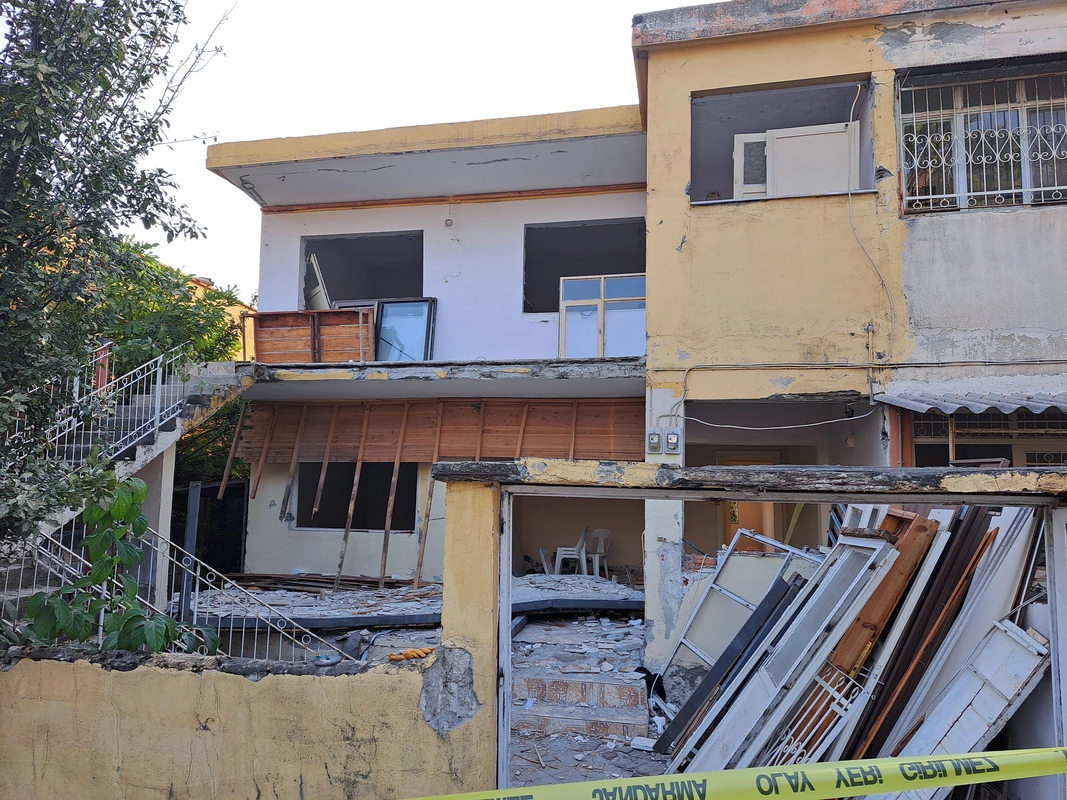 Hatay'da ağır hasarlı bina çöktü: 2 kişi hayatını kaybetti