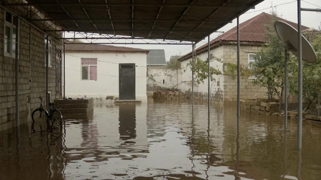 В Гаджигабуле затопило дома: МЧС ведет работы по откачке воды