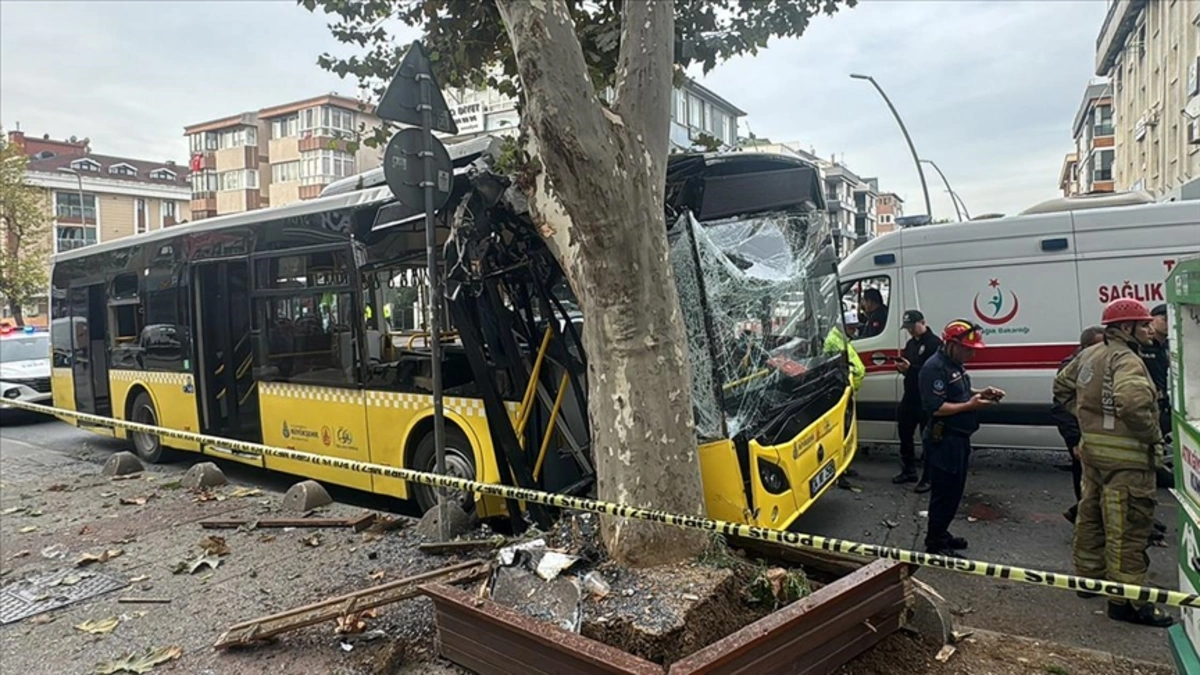 Bahçelievler'de feci kaza: İETT otobüsü ağaca çarptı, 7 yaralı var