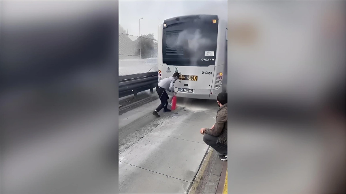 Metrobüste korku dolu anlar: Yolcular tahliye edildi