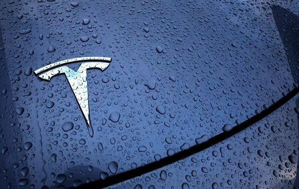 Вслепую по скоростной трассе: водитель Tesla закрыл лобовое стекло солнцезащитным экраном