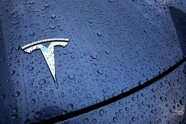 Вслепую по скоростной трассе: водитель Tesla закрыл лобовое стекло солнцезащитным экраном